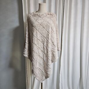 Fadivo New York Plush Faux-Fur Poncho in Light Beige